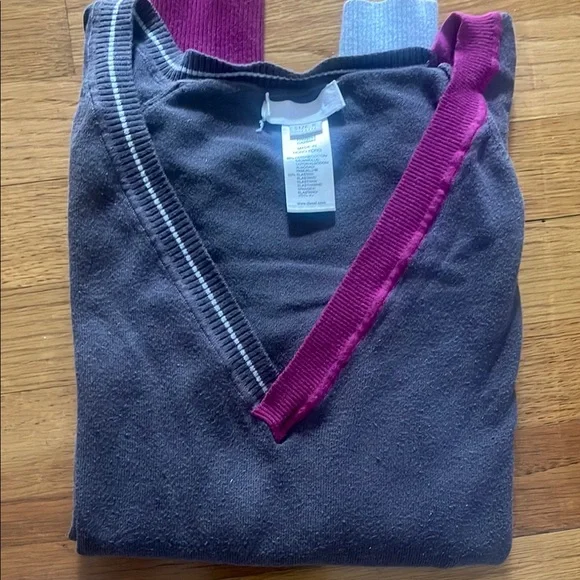 Chic V-Neck Sweater with Pink Trim - Picture 7 of 8